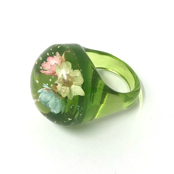 Vintage Lucite ring Jewelry - Vintage Lucite dome ring with dried flowers - Size 8